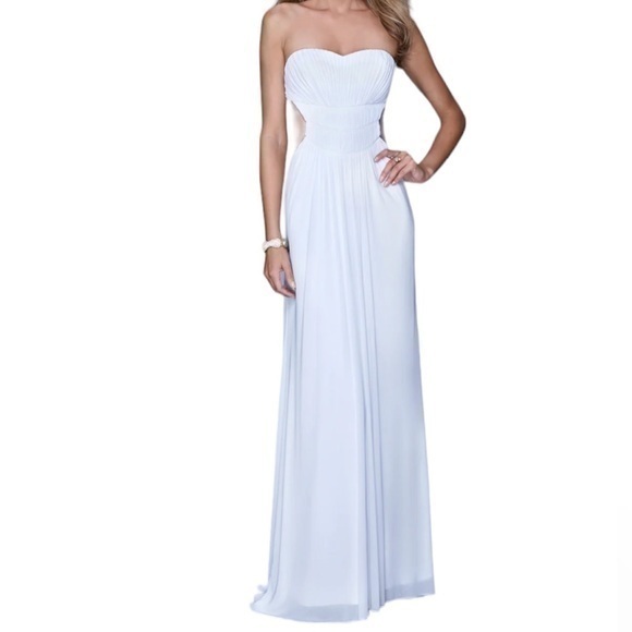 LA FEMME White strapless sweetheart formal dress - Picture 1 of 16